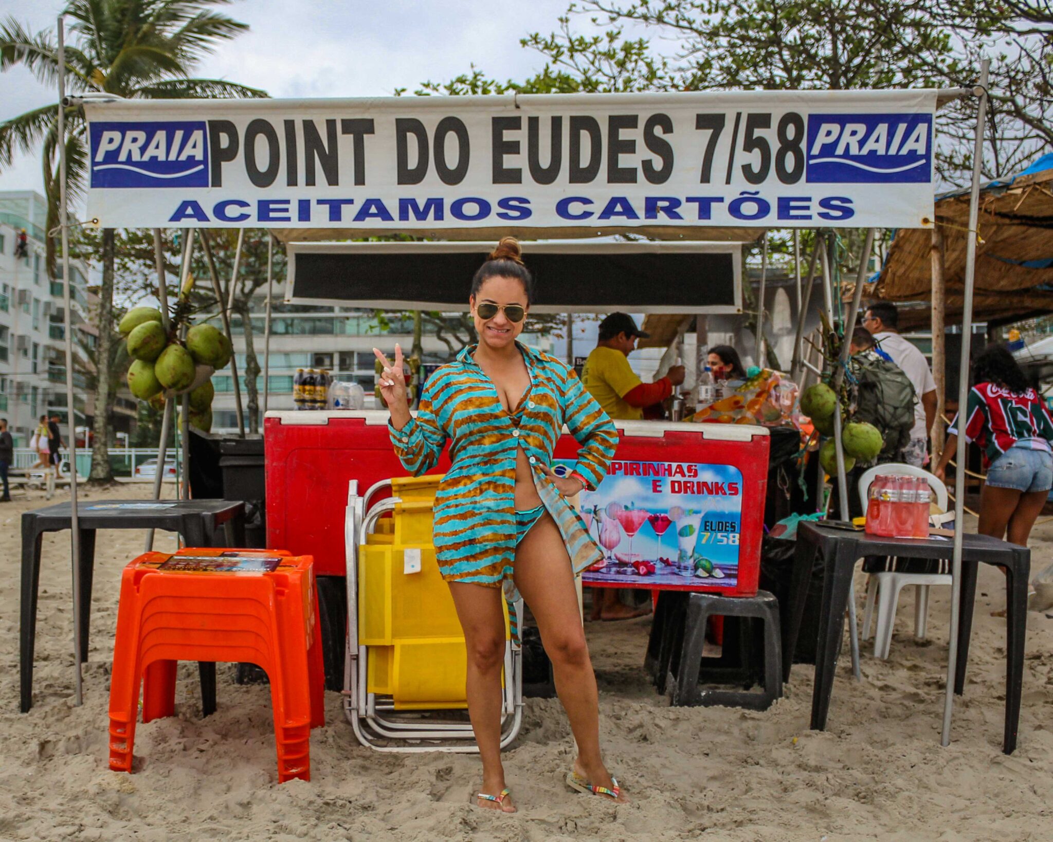 O Point do Eudes é a melhor barraca na Praia da Barra da Tijuca-Posto 2, no Rio de Janeiro, RJ, onde você pode alugar cadeiras de praia, guarda-sol e bola de futevôlei. Nós atendemos turistas e cariocas com excelência há mais de 1 ano na barraca 7/58 da Avenida do Pepê. Oferecemos uma estrutura acolhedora e limpa, além de drinks de alto padrão, como caipirinhas na Taça, 